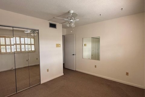Condo in North Miami Beach, Florida, 2 bedrooms № 2090490 - photo 12