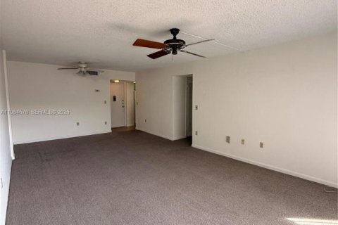 Condo in North Miami Beach, Florida, 2 bedrooms № 2090490 - photo 9