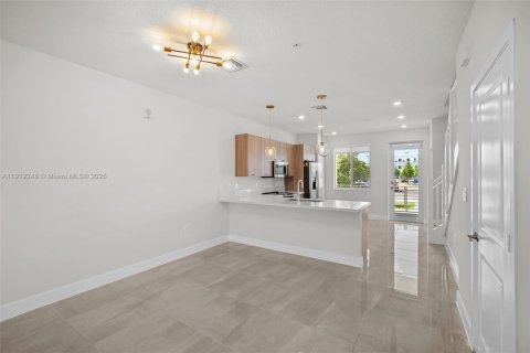 Снять в аренду кондоминиум в Дорал, Флорида 3 спальни, 122.17м2, № 1974872 - фото 4