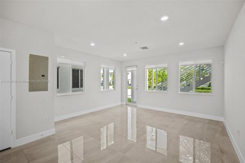 Снять в аренду кондоминиум в Дорал, Флорида 3 спальни, 122.17м2, № 1974872 - фото 1