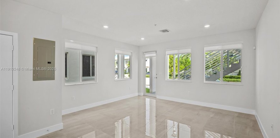 Кондоминиум с 3 спальнями в Дорал, Флорида в LANDMARK № 1974872