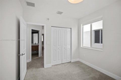 Снять в аренду кондоминиум в Дорал, Флорида 3 спальни, 122.17м2, № 1974872 - фото 19