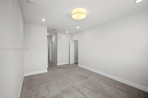 Снять в аренду кондоминиум в Дорал, Флорида 3 спальни, 122.17м2, № 1974872 - фото 15