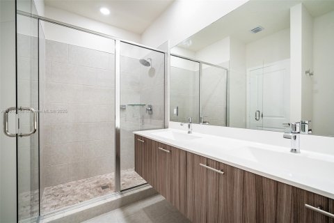 Снять в аренду кондоминиум в Дорал, Флорида 3 спальни, 122.17м2, № 1974872 - фото 16