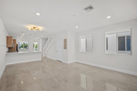 Снять в аренду кондоминиум в Дорал, Флорида 3 спальни, 122.17м2, № 1974872 - фото 3