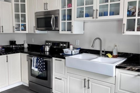 Купить коммерческую недвижимость в Дания-Бич, Флорида 315.59м2, № 2068219 - фото 7