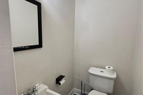 Купить коммерческую недвижимость в Дания-Бич, Флорида 315.59м2, № 2068219 - фото 9