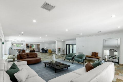 House in Coral Gables, Florida 6 bedrooms, 379.51 sq.m. № 1768614 - photo 19