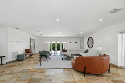 House in Coral Gables, Florida 6 bedrooms, 379.51 sq.m. № 1768614 - photo 8