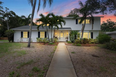 House in Saint Petersburg, Florida 3 bedrooms, 220.55 sq.m. № 2284038