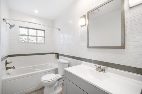 House in Treasure Island, Florida 3 bedrooms, 154.22 sq.m. № 1902239 - photo 11