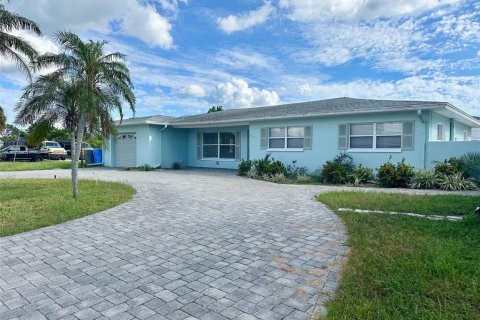 House in Treasure Island, Florida 3 bedrooms, 154.22 sq.m. № 1902239 - photo 1