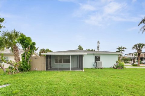 House in Treasure Island, Florida 3 bedrooms, 154.22 sq.m. № 1902239 - photo 21