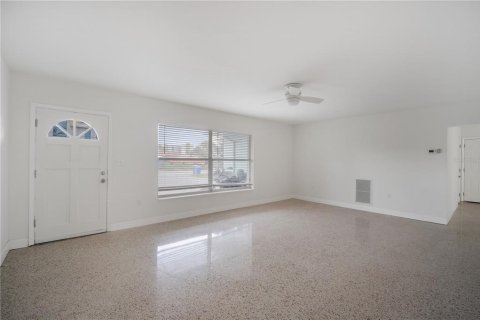 House in Treasure Island, Florida 3 bedrooms, 154.22 sq.m. № 1902239 - photo 8