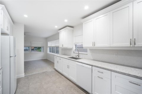 House in Treasure Island, Florida 3 bedrooms, 154.22 sq.m. № 1902239 - photo 7