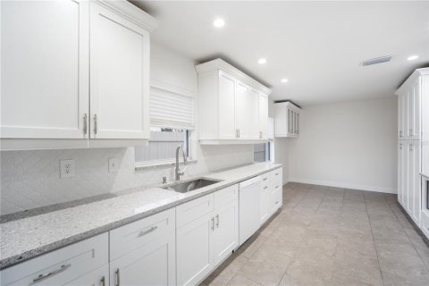 House in Treasure Island, Florida 3 bedrooms, 154.22 sq.m. № 1902239 - photo 3