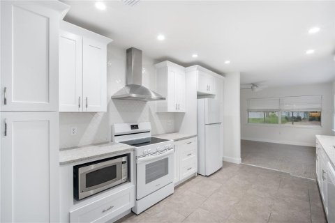 House in Treasure Island, Florida 3 bedrooms, 154.22 sq.m. № 1902239 - photo 2