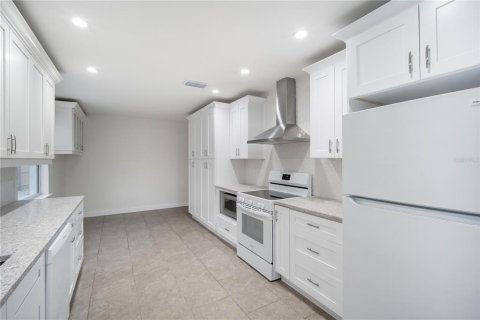 House in Treasure Island, Florida 3 bedrooms, 154.22 sq.m. № 1902239 - photo 4