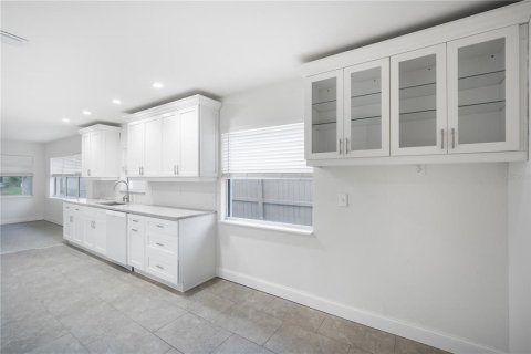 House in Treasure Island, Florida 3 bedrooms, 154.22 sq.m. № 1902239 - photo 6