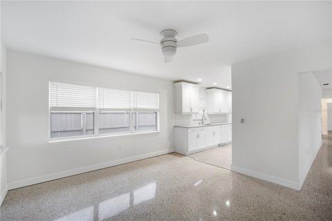 House in Treasure Island, Florida 3 bedrooms, 154.22 sq.m. № 1902239 - photo 10