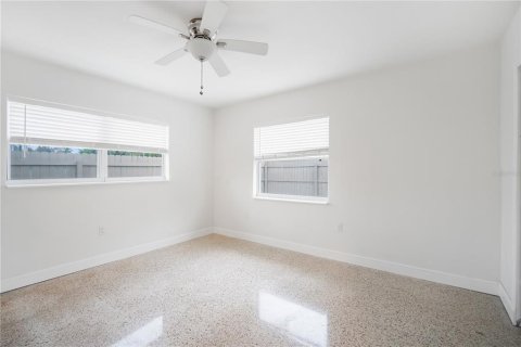 House in Treasure Island, Florida 3 bedrooms, 154.22 sq.m. № 1902239 - photo 12