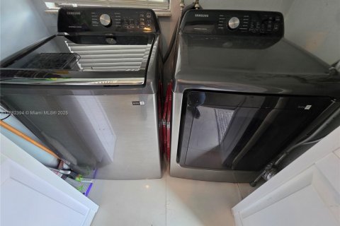 House in Miami Gardens, Florida 4 bedrooms, 136.85 sq.m. № 1928563 - photo 22