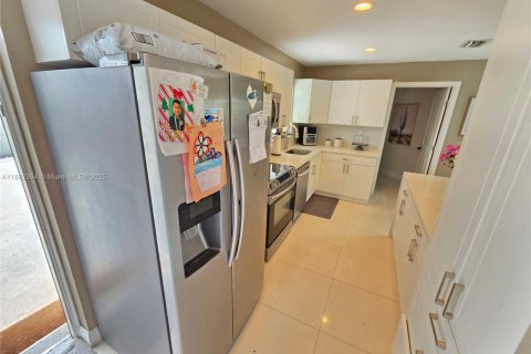 House in Miami Gardens, Florida 4 bedrooms, 136.85 sq.m. № 1928563 - photo 23