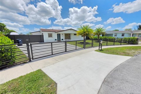 House in Miami Gardens, Florida 4 bedrooms, 136.85 sq.m. № 1928563 - photo 1