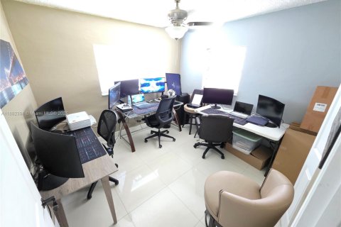 House in Miami Gardens, Florida 4 bedrooms, 136.85 sq.m. № 1928563 - photo 7