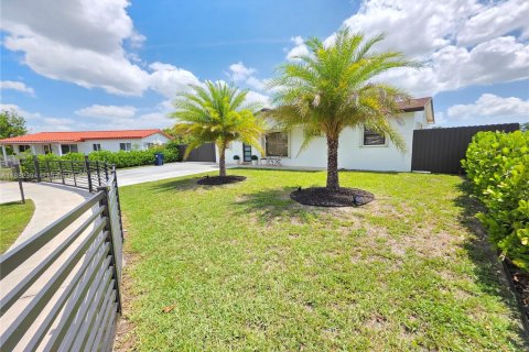 House in Miami Gardens, Florida 4 bedrooms, 136.85 sq.m. № 1928563 - photo 4