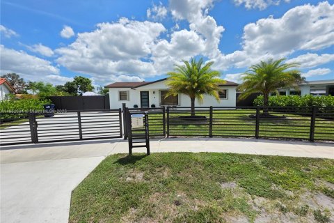 House in Miami Gardens, Florida 4 bedrooms, 136.85 sq.m. № 1928563 - photo 2