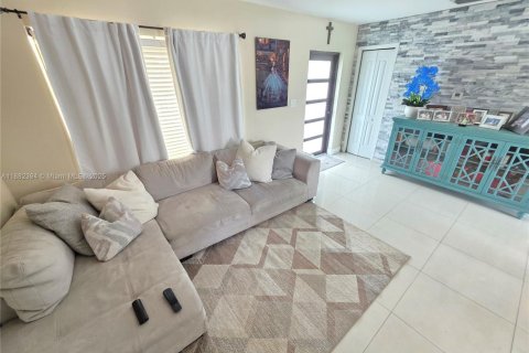 House in Miami Gardens, Florida 4 bedrooms, 136.85 sq.m. № 1928563 - photo 18