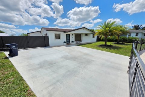 House in Miami Gardens, Florida 4 bedrooms, 136.85 sq.m. № 1928563 - photo 6