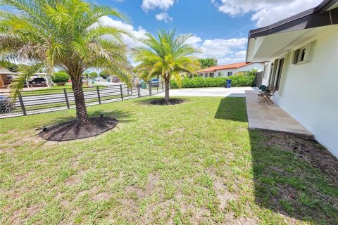 House in Miami Gardens, Florida 4 bedrooms, 136.85 sq.m. № 1928563 - photo 3