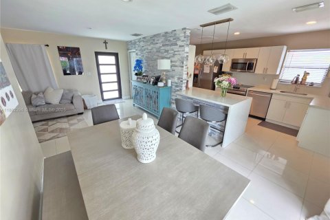 House in Miami Gardens, Florida 4 bedrooms, 136.85 sq.m. № 1928563 - photo 16