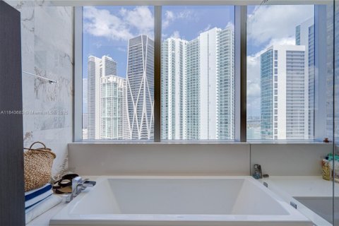 Condo in Miami, Florida, 3 bedrooms  № 1838751 - photo 5