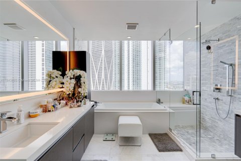 Condo in Miami, Florida, 3 bedrooms  № 1838751 - photo 3