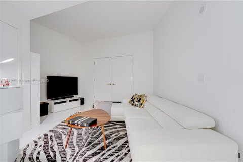 Condo in Miami, Florida, 3 bedrooms  № 1838751 - photo 19