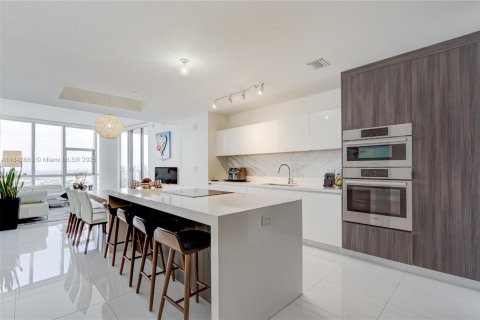 Condo in Miami, Florida, 3 bedrooms  № 1838751 - photo 1