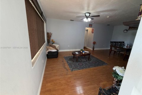 Villa ou maison à louer à Pembroke Pines, Floride: 2 chambres, 94.76 m2 № 2170873 - photo 3