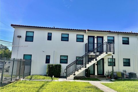 Condominio en alquiler en Miami, Florida, 2 dormitorios, 74.32 m2 № 1953458 - foto 1