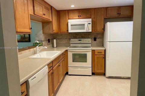 Condo in Dania Beach, Florida, 2 bedrooms  № 2004149 - photo 11