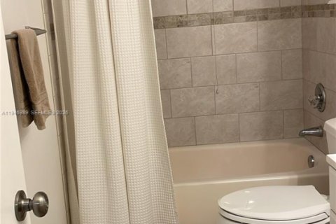 Condo in Dania Beach, Florida, 2 bedrooms  № 2004149 - photo 29