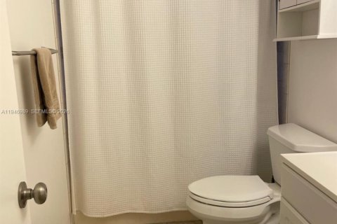 Condo in Dania Beach, Florida, 2 bedrooms  № 2004149 - photo 25