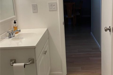 Condo in Dania Beach, Florida, 2 bedrooms  № 2004149 - photo 30