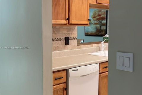 Condo in Dania Beach, Florida, 2 bedrooms  № 2004149 - photo 8