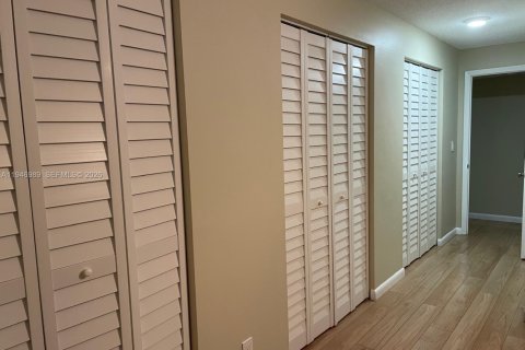 Condo in Dania Beach, Florida, 2 bedrooms  № 2004149 - photo 17