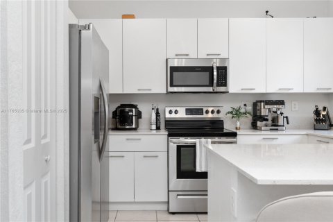Townhouse in Miami, Florida 3 bedrooms, 137.77 sq.m. № 1695445 - photo 16