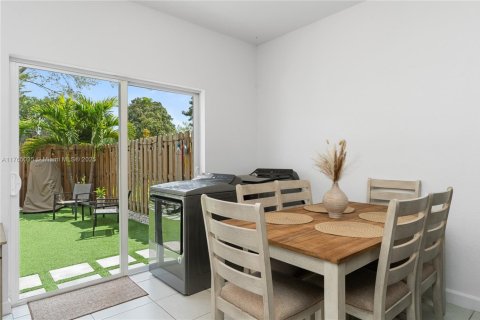 Townhouse in Miami, Florida 3 bedrooms, 137.77 sq.m. № 1695445 - photo 12