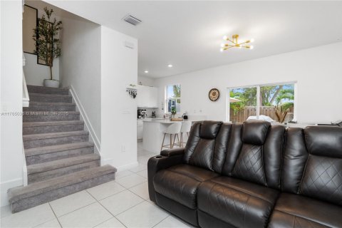 Townhouse in Miami, Florida 3 bedrooms, 137.77 sq.m. № 1695445 - photo 11